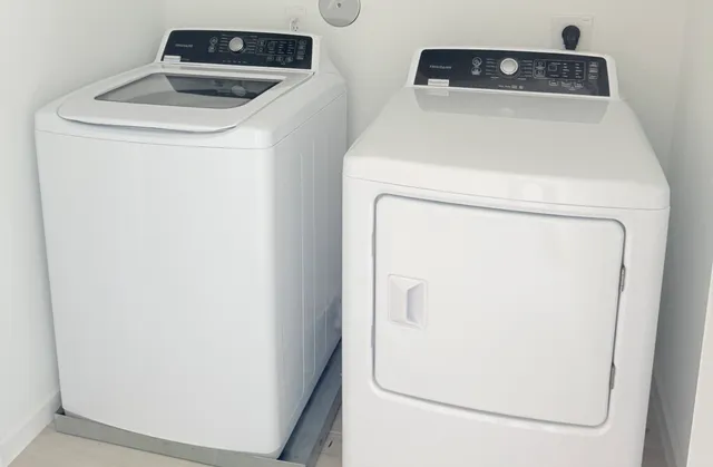 a view of a house with backyard and garden