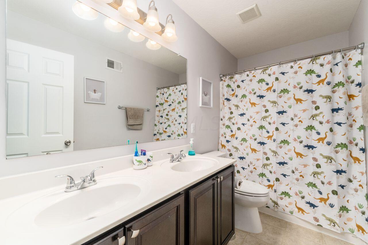 2034 Ravine Way Reynoldsburg, OH 43068 - Photo 22 of 35 Hall Bath