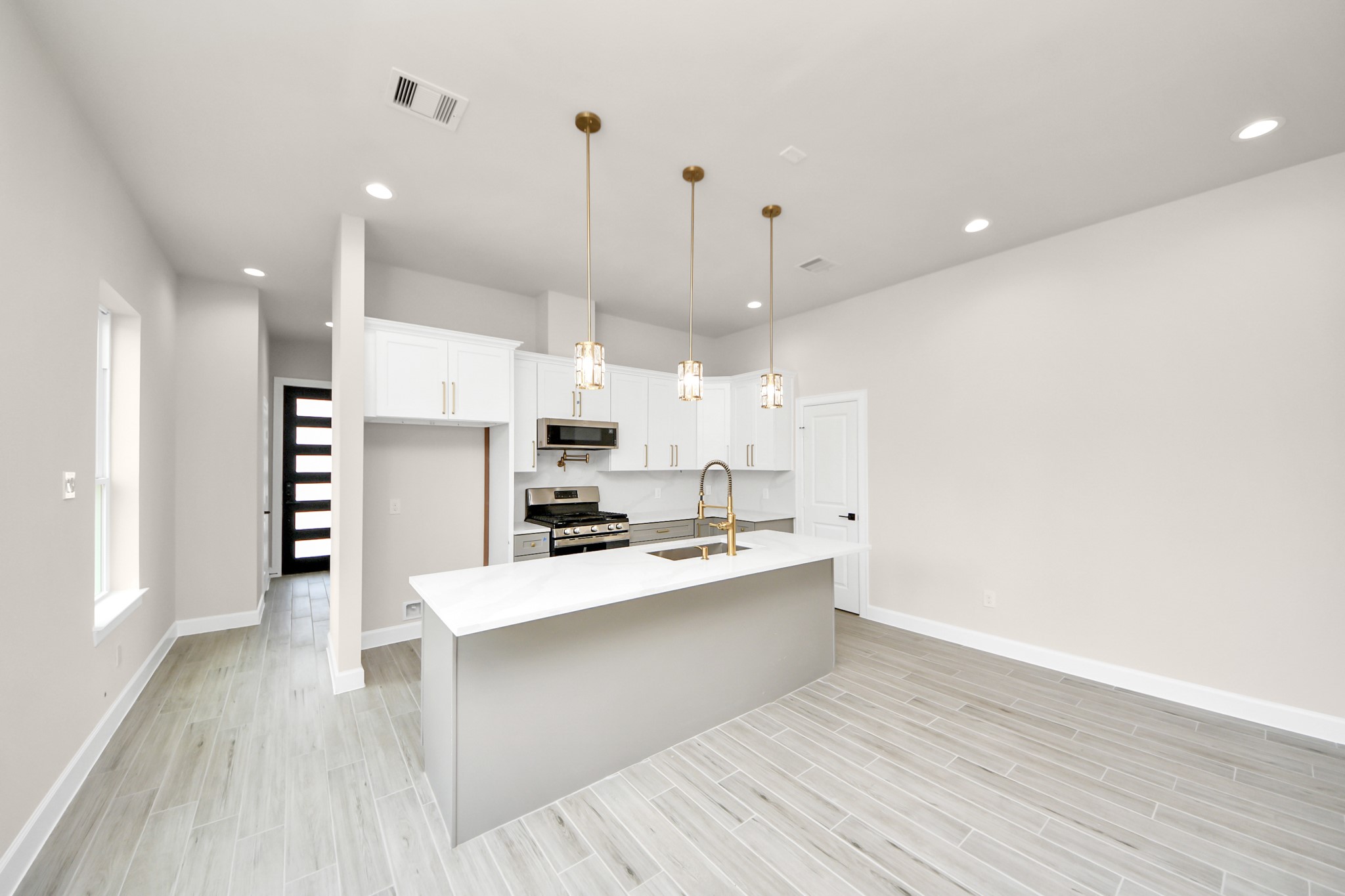 5218 Higgins Street, Unit A/B Houston, TX 77033 - Photo 11 of 40 Photos are of a completed home with similar finishes and are for representation purposes only. Property set to be complete in 60 days.