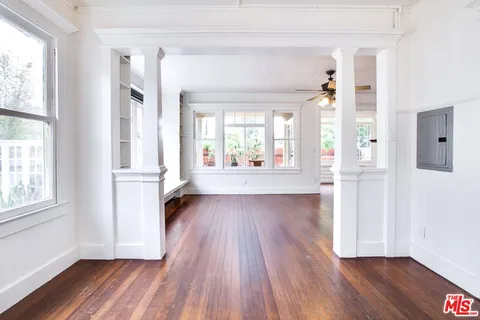 $2,195,000 | 105 Park Place, Venice, CA 90291