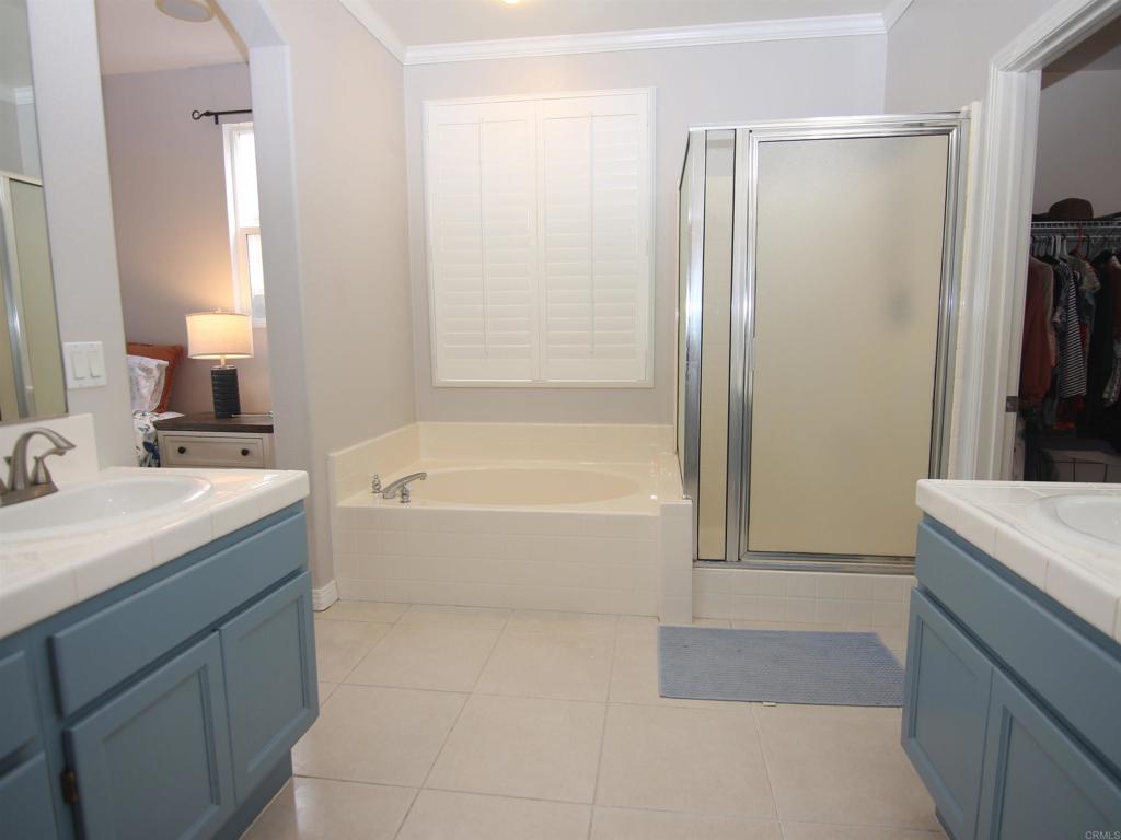 445 Poets Square Fallbrook, CA 92028 - Photo 16 of 37 a bathroom with a bathtub and a sink