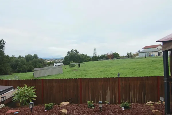 $869,000 | 445 Poets Square, Fallbrook, CA 92028