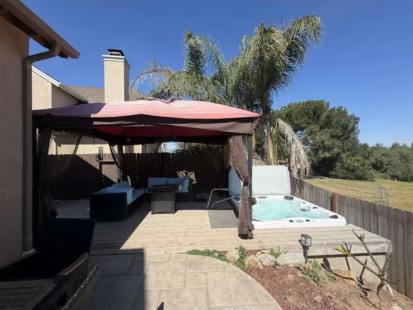 $869,000 | 445 Poets Square, Fallbrook, CA 92028