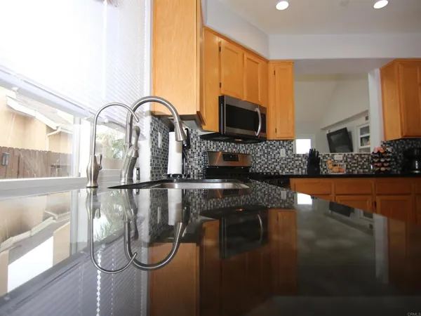 $869,000 | 445 Poets Square, Fallbrook, CA 92028