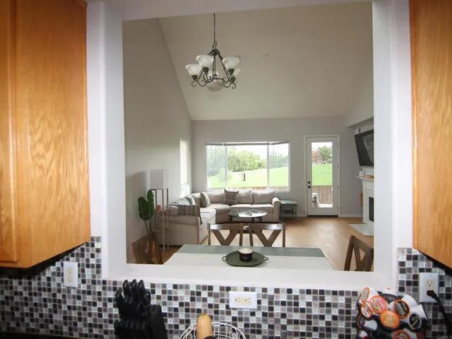 $869,000 | 445 Poets Square, Fallbrook, CA 92028