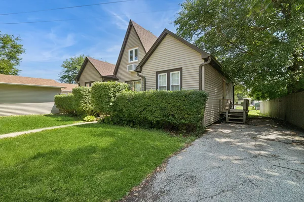 $1,200 | 33575 North Lake Shore Drive, Unit 2, Grayslake, IL 60030