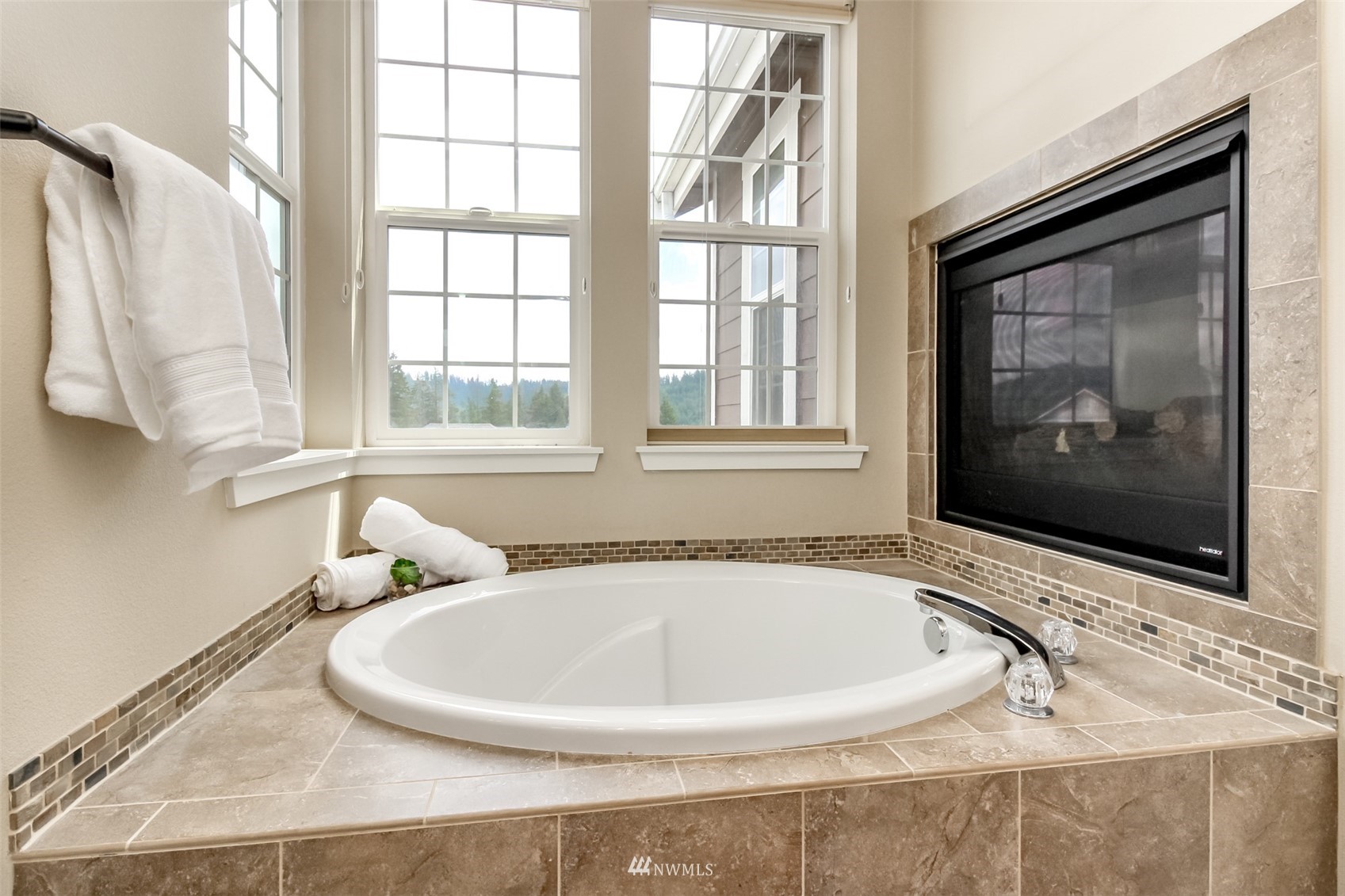 889 Lund Street Buckley, WA 98321 - Photo 28 of 40 a bathroom with bathtub and window