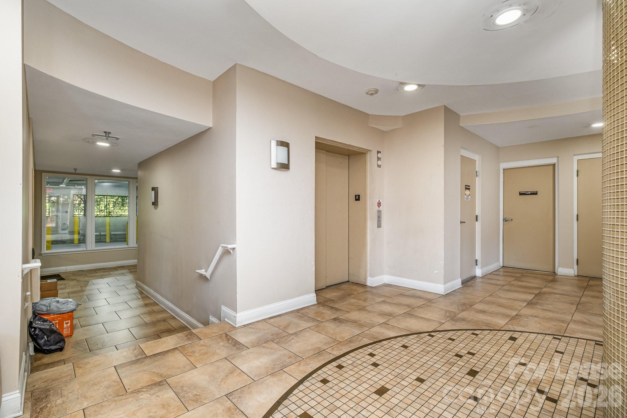 1000 East Woodlawn Road, Unit 201 Charlotte, NC 28209 - Photo 26 of 29 a view of a hallway
