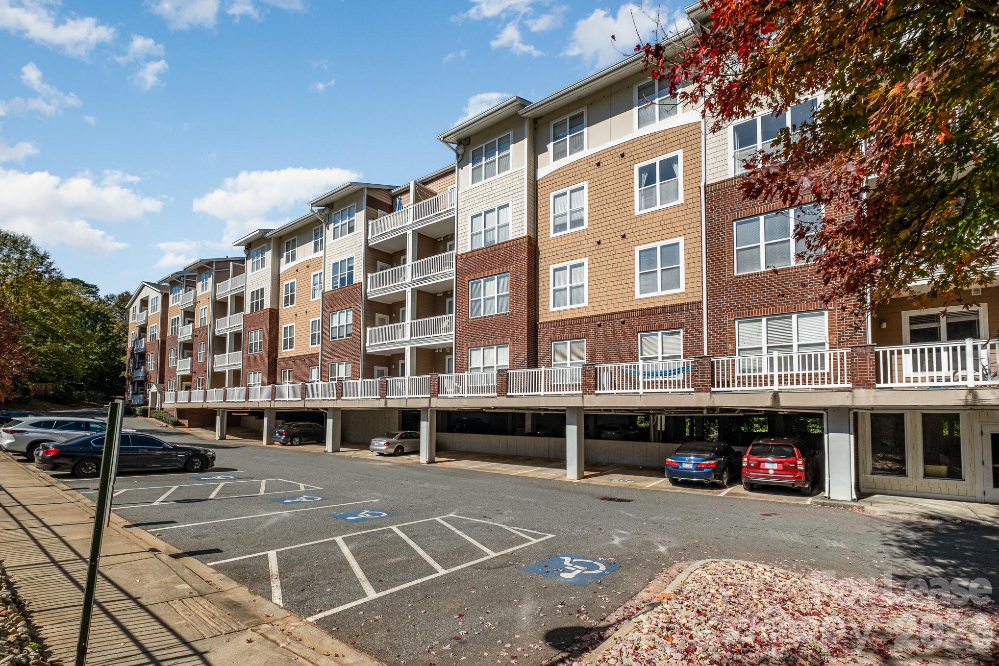 1000 East Woodlawn Road, Unit 201 Charlotte, NC 28209 - Photo 27 of 29 a building view