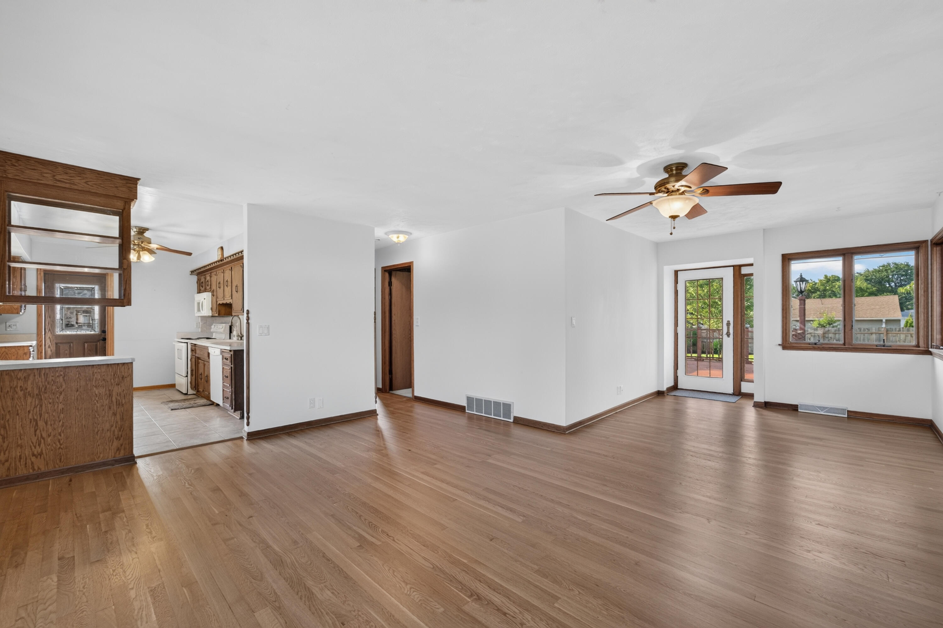 2501 Pinehurst Avenue Racine, WI 53403 - Photo 7 of 27 DSC00550