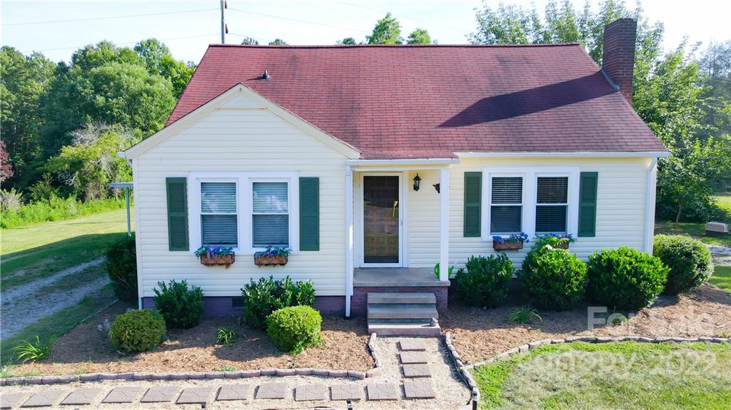 118 Baxter Street Morganton, NC 28655 - Photo 1 of 18 a front view of a house with garden