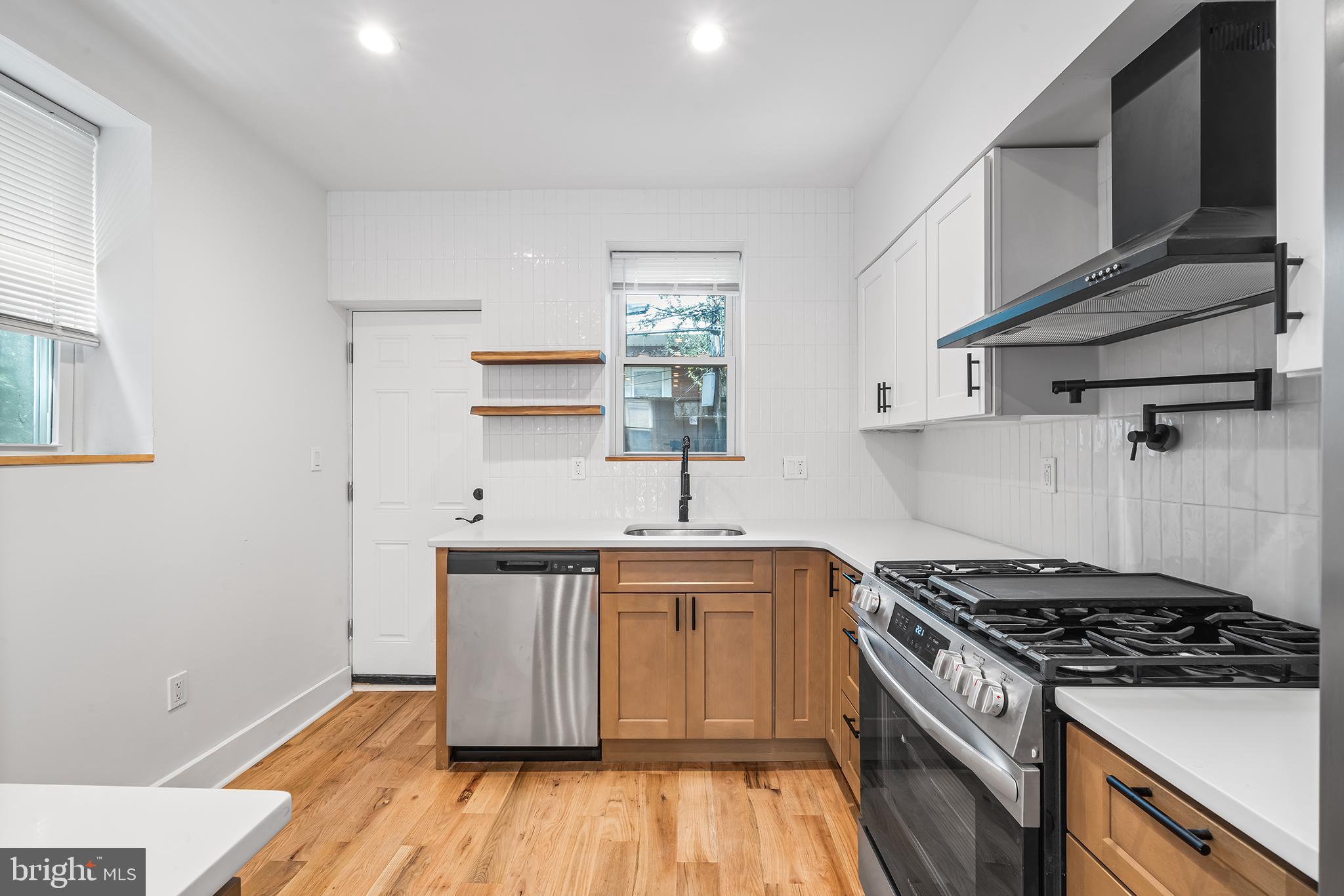 2115 Watkins Street Philadelphia, PA 19145 - Photo 6 of 25 Modern kitchen