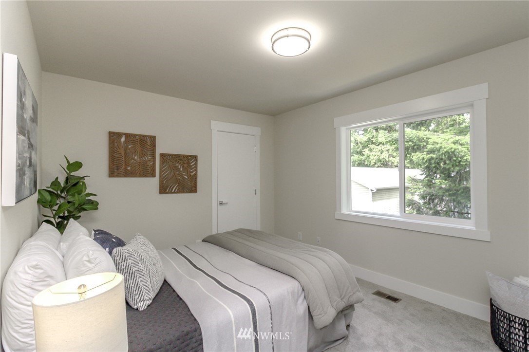 10406 2nd Place Southwest Seattle, WA 98146 - Photo 17 of 38