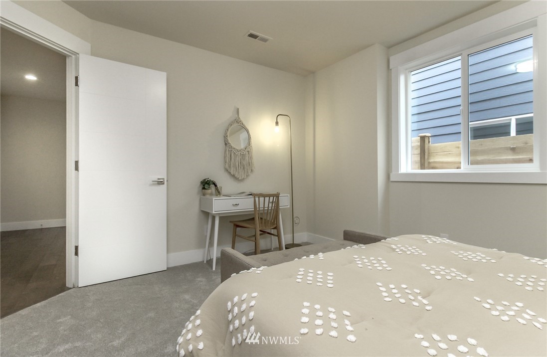 10406 2nd Place Southwest Seattle, WA 98146 - Photo 33 of 38