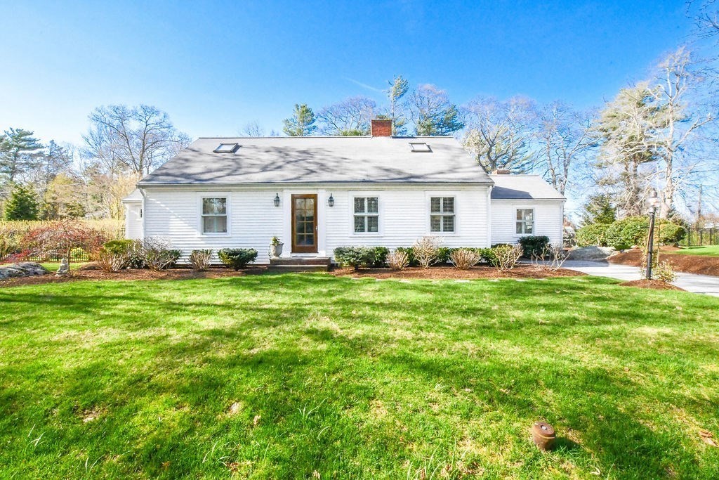a view of a house with backyard and garden