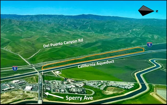 a view of a tennis court