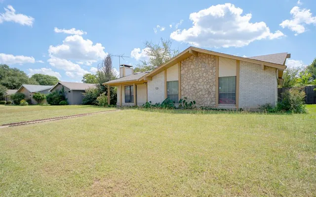a view of a house with backyard and garden