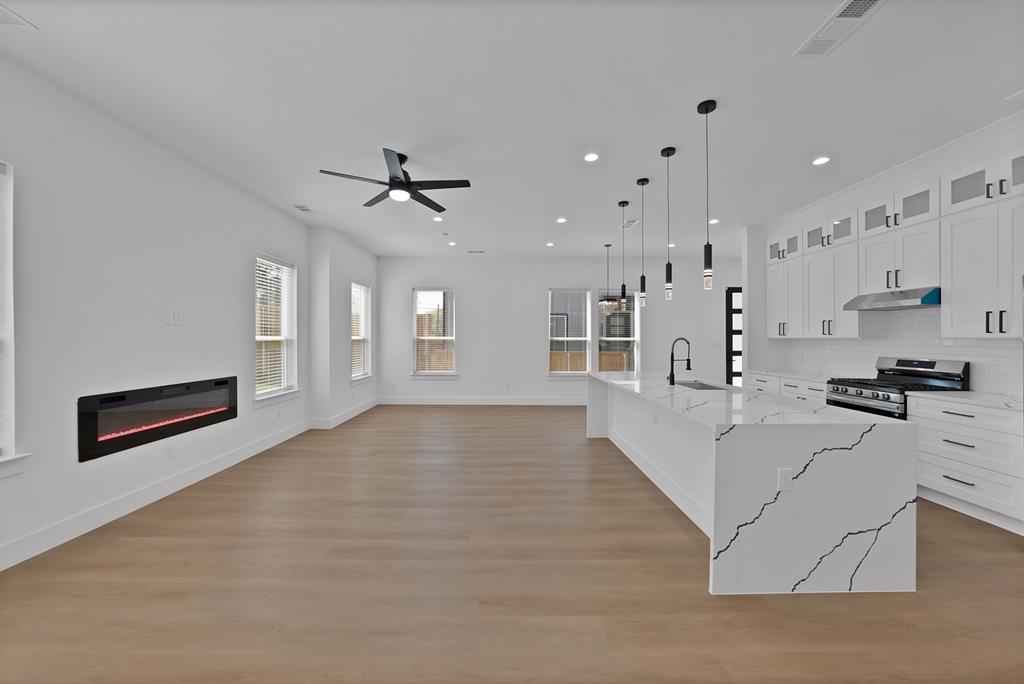 302 East 7th Street Dallas, TX 75203 - Photo 12 of 30 a view of kitchen with furniture and a ceiling fan