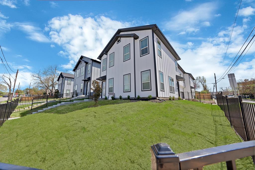 302 East 7th Street Dallas, TX 75203 - Photo 2 of 30 a front view of a house with garden