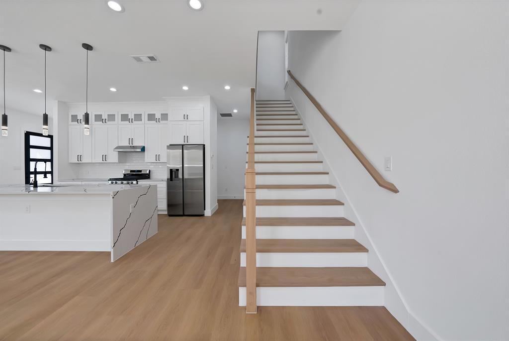 302 East 7th Street Dallas, TX 75203 - Photo 21 of 30 a view of kitchen with sink and refrigerator