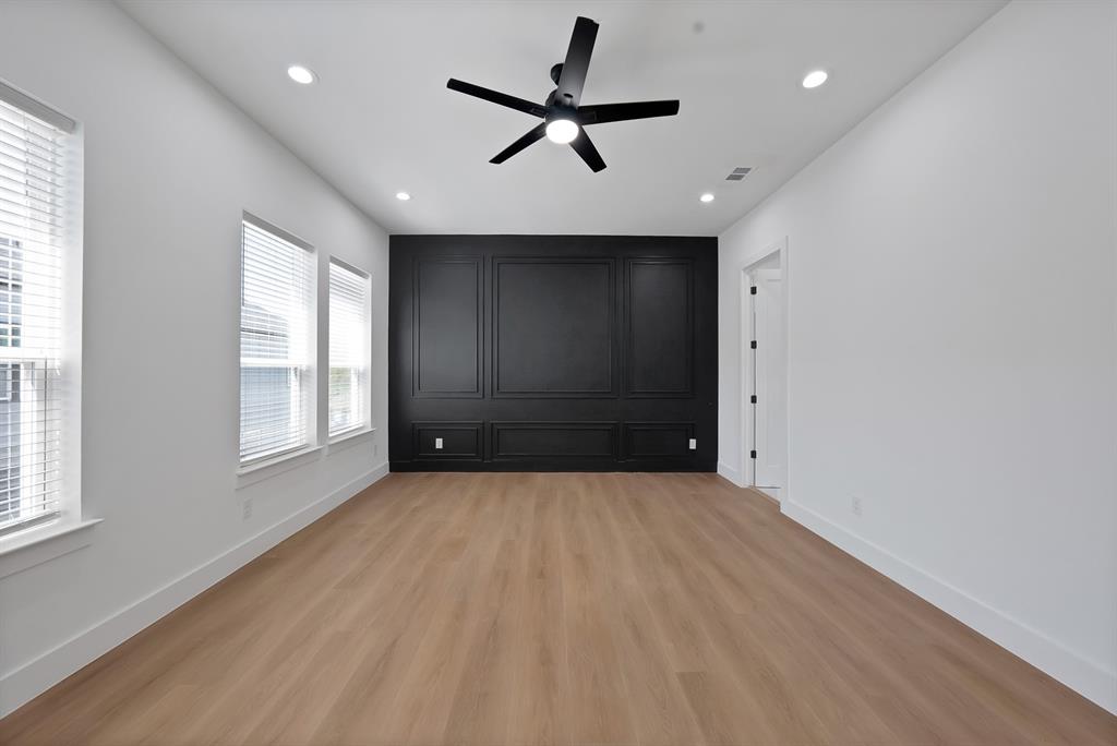 302 East 7th Street Dallas, TX 75203 - Photo 24 of 30 a view of a livingroom with a ceiling fan and window