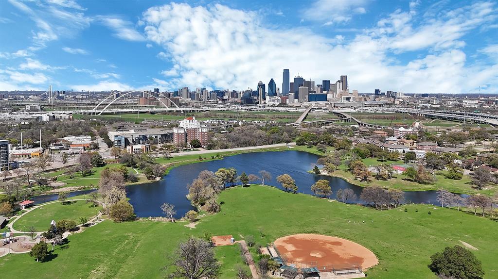 302 East 7th Street Dallas, TX 75203 - Photo 5 of 30 a view of a city