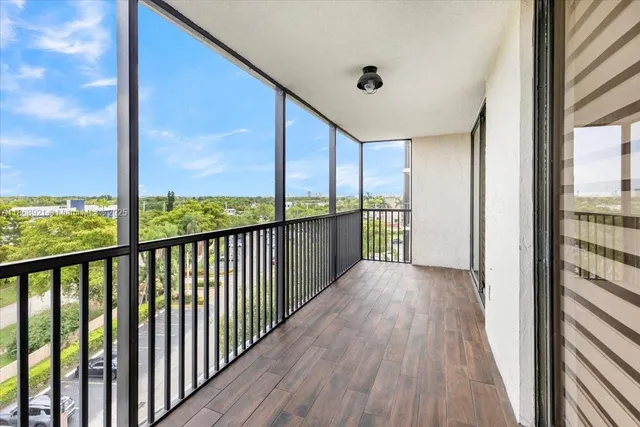 $250,000 | 900 Northeast 195th Street, Unit 607, Miami, FL 33179