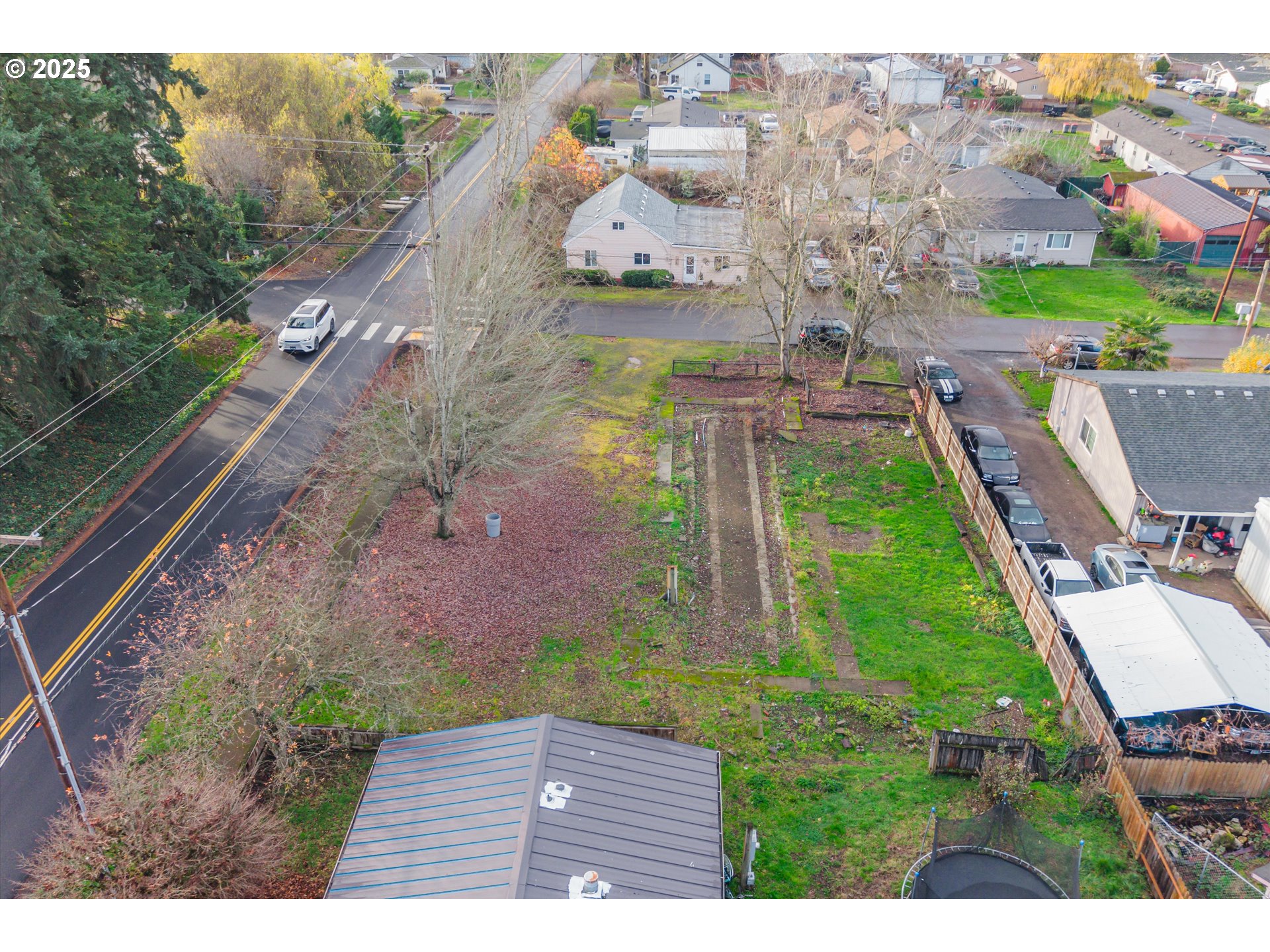 160 East 7th Street Lafayette, OR 97127 - Photo 2 of 6 a view of a yard in front of the house