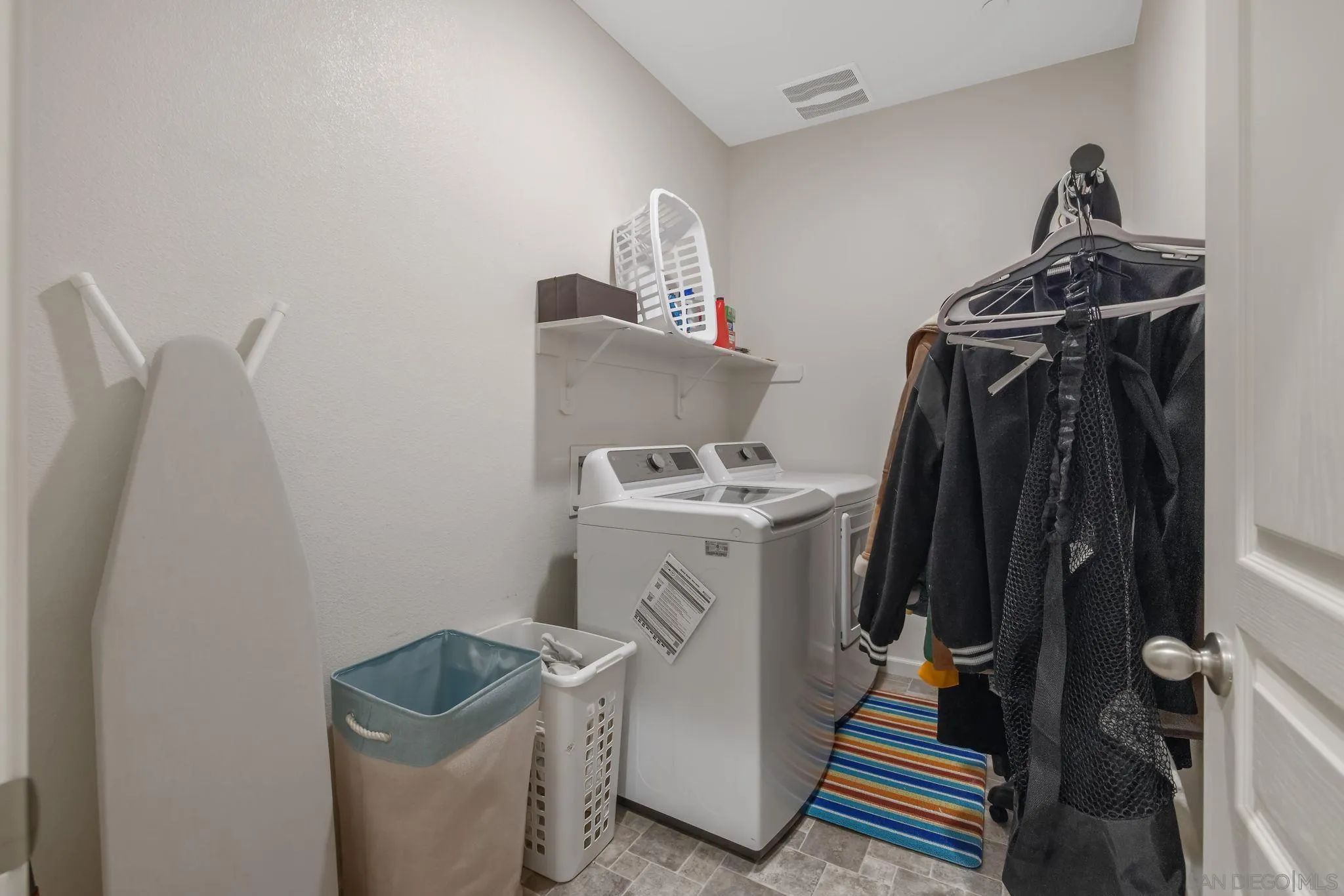 495 Pearl Drive Lemoore, CA 93245 - Photo 15 of 45 a utility room with dryer and washer