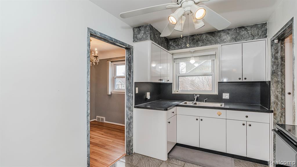 1295 Columbia Road Berkley, MI 48072 - Photo 12 of 53