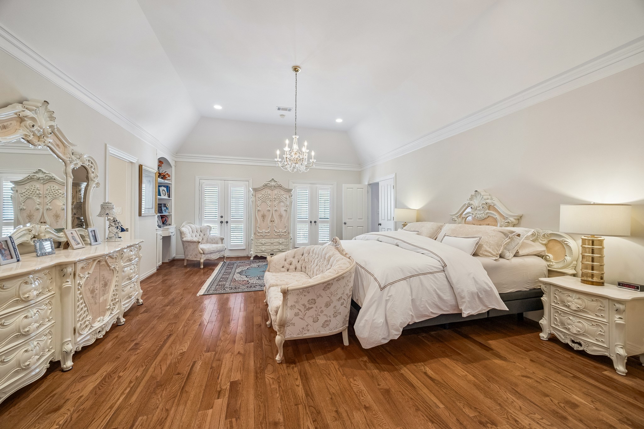 5043 Tangle Lane Houston, TX 77056 - Photo 20 of 50 a spacious bedroom with a bed and wooden floor