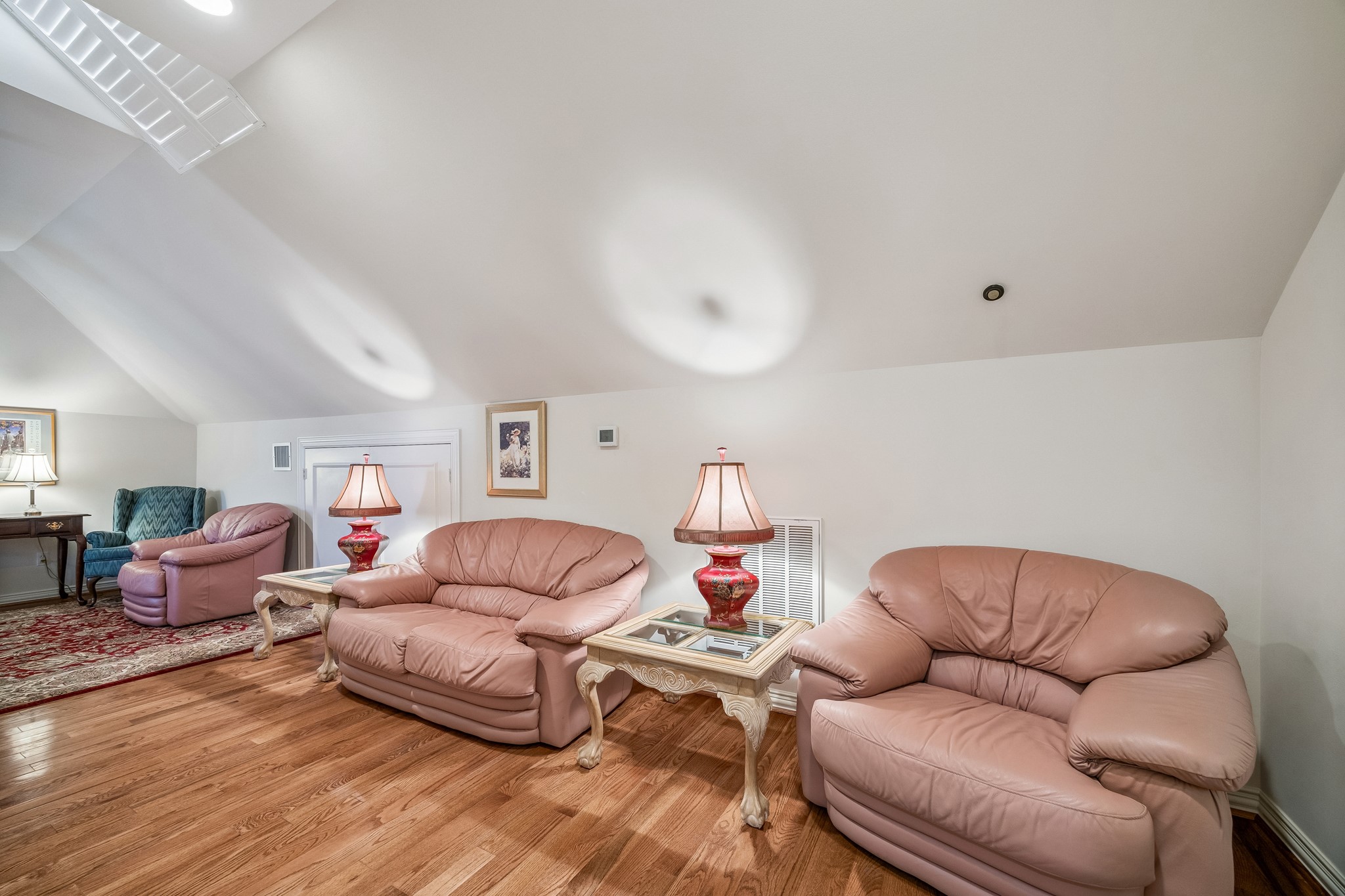 5043 Tangle Lane Houston, TX 77056 - Photo 31 of 50 a living room with furniture