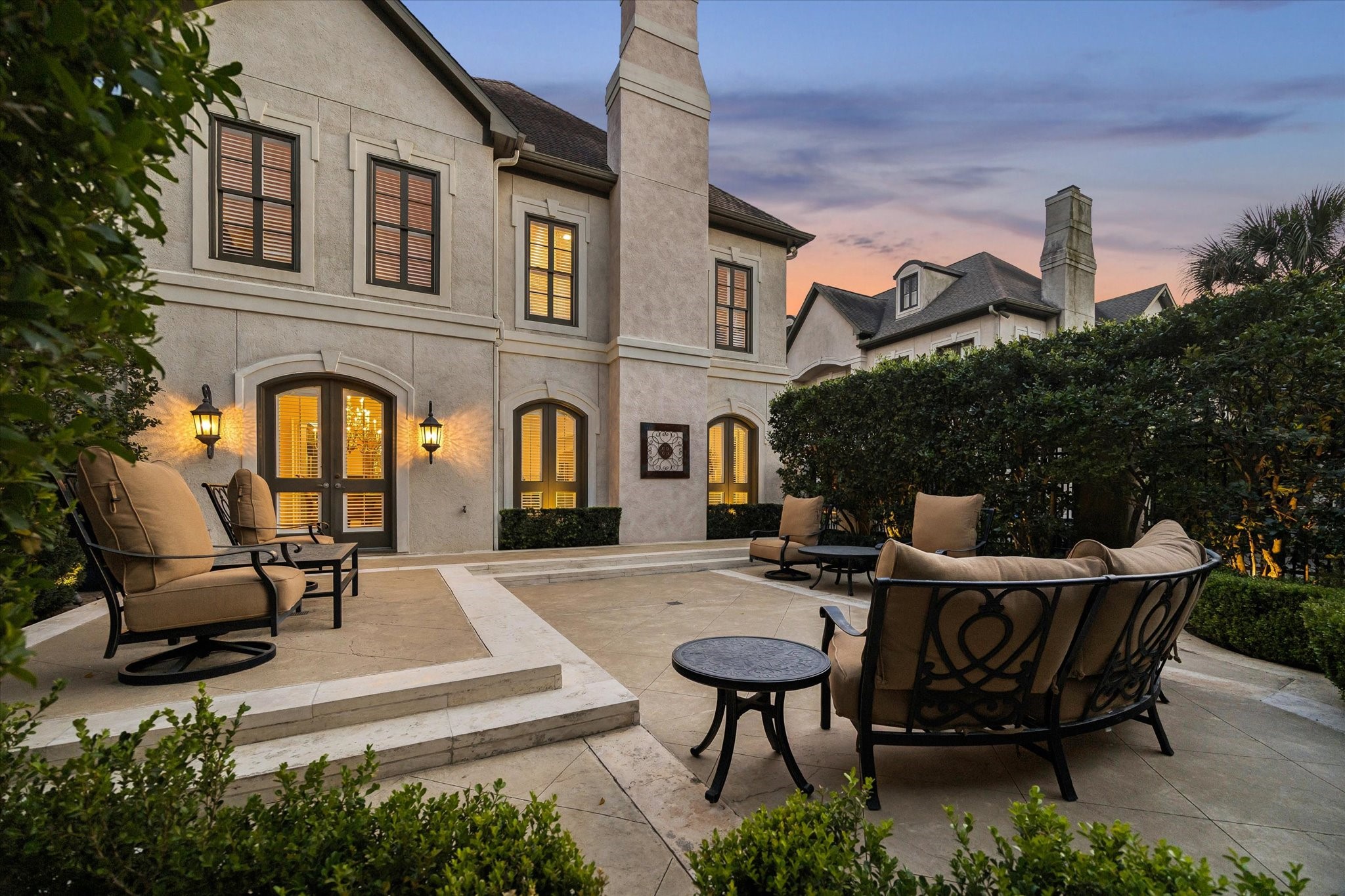 5043 Tangle Lane Houston, TX 77056 - Photo 41 of 50 a view of a patio with table and chairs potted plants and a large tree