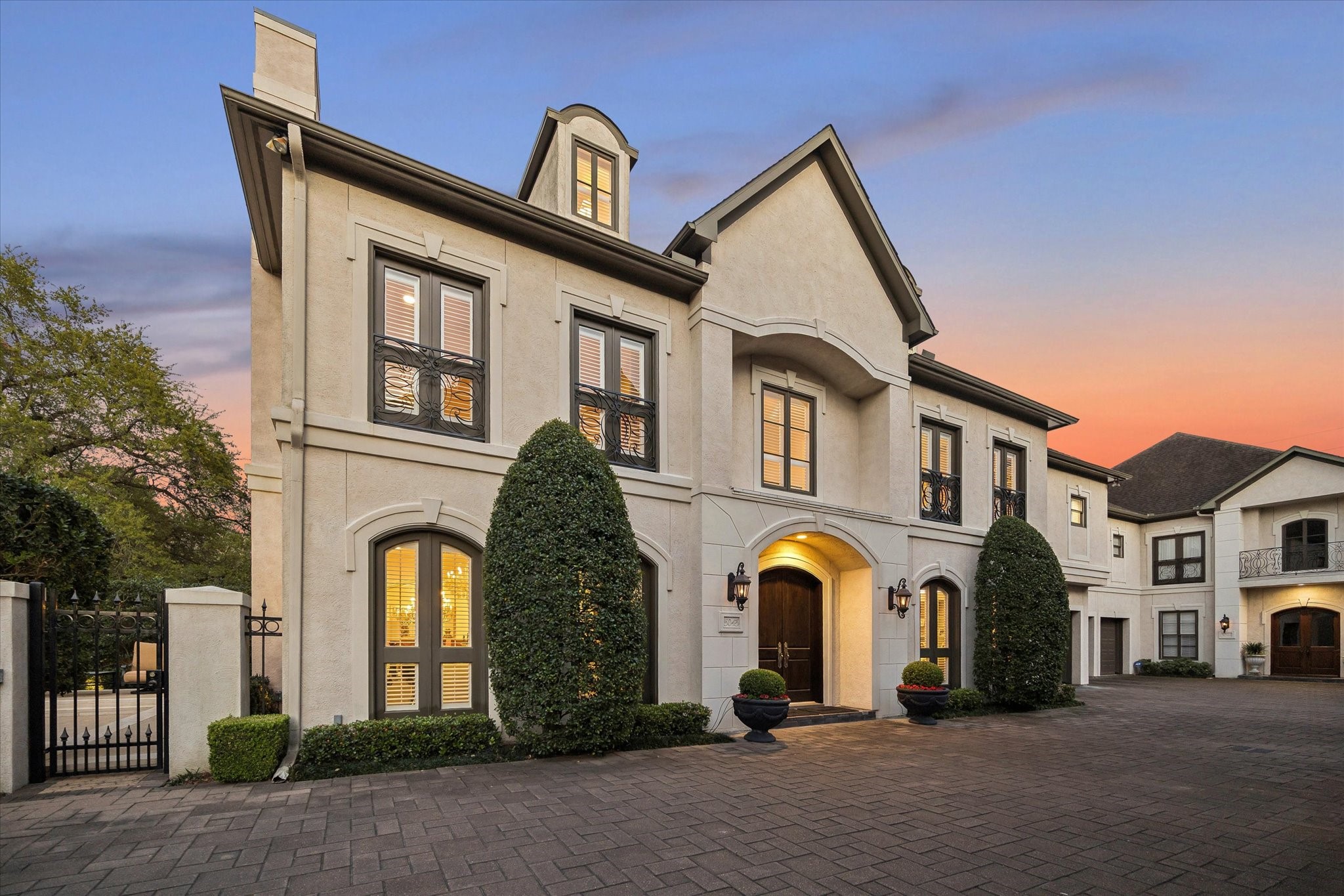 5043 Tangle Lane Houston, TX 77056 - Photo 42 of 50 a front view of a house with a yard