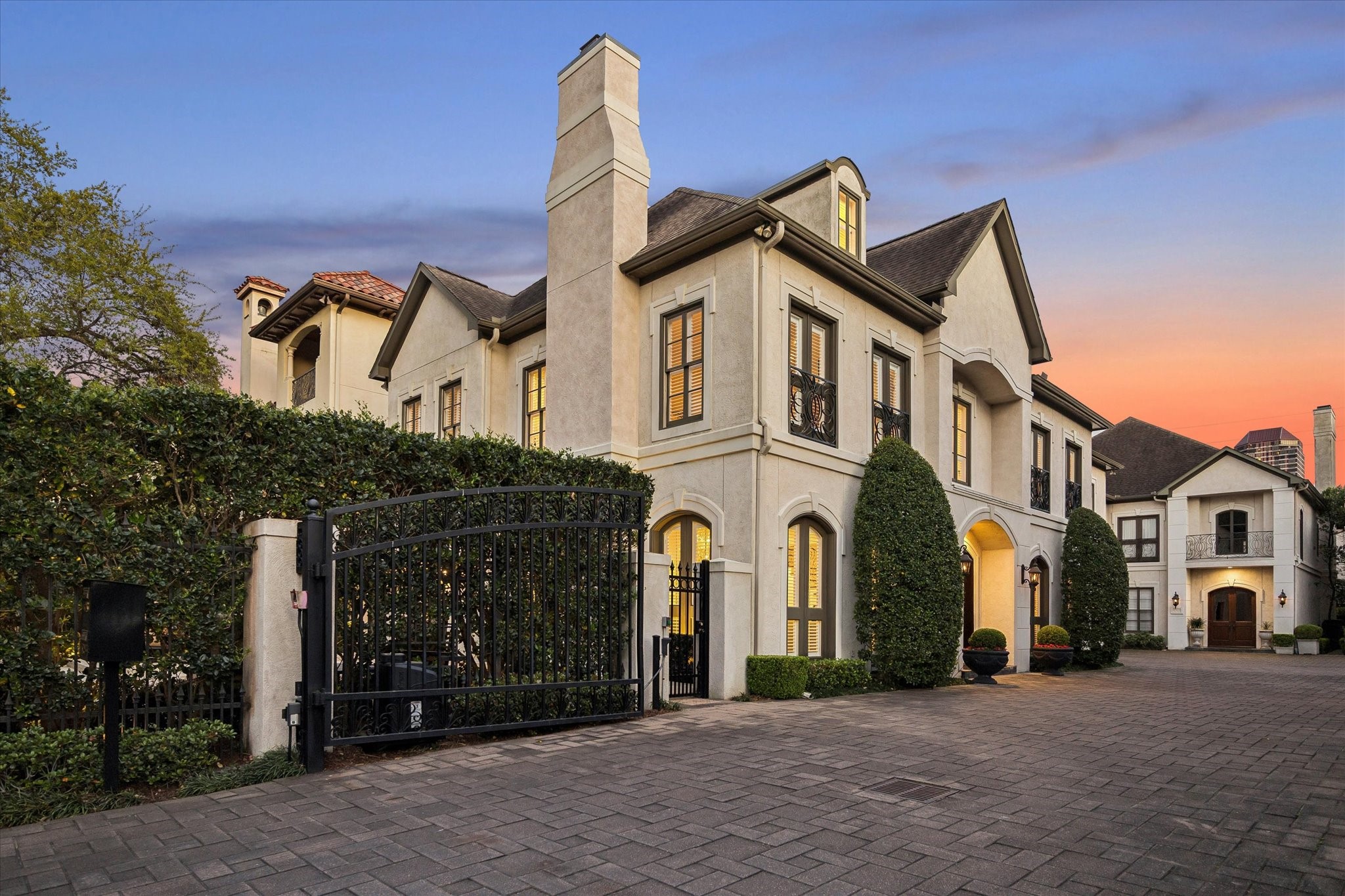 5043 Tangle Lane Houston, TX 77056 - Photo 44 of 50 a front view of a house with a yard