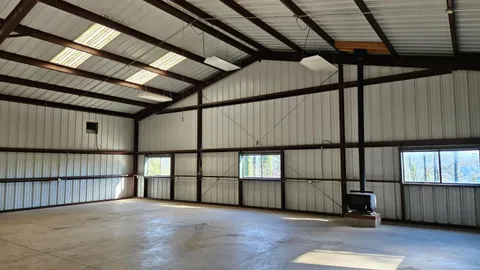 a view of a back yard