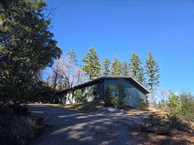 a view of a back yard of the house