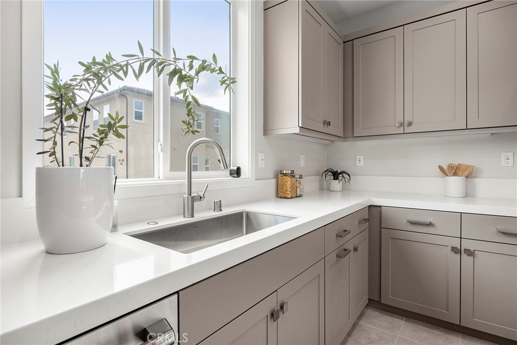 125 Pattern Irvine, CA 92618 - Photo 13 of 38 a kitchen with cabinets and window