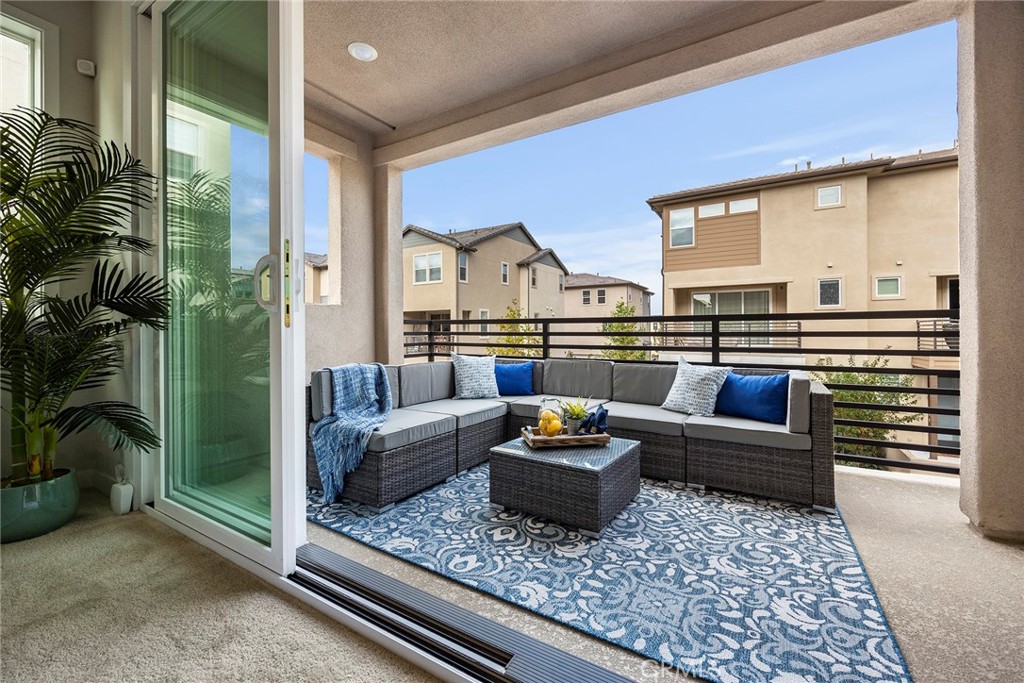 125 Pattern Irvine, CA 92618 - Photo 21 of 38 a living room with furniture and a rug