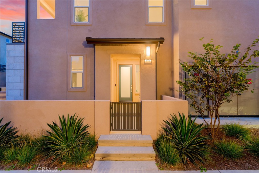 125 Pattern Irvine, CA 92618 - Photo 4 of 38 a house view with a outdoor space