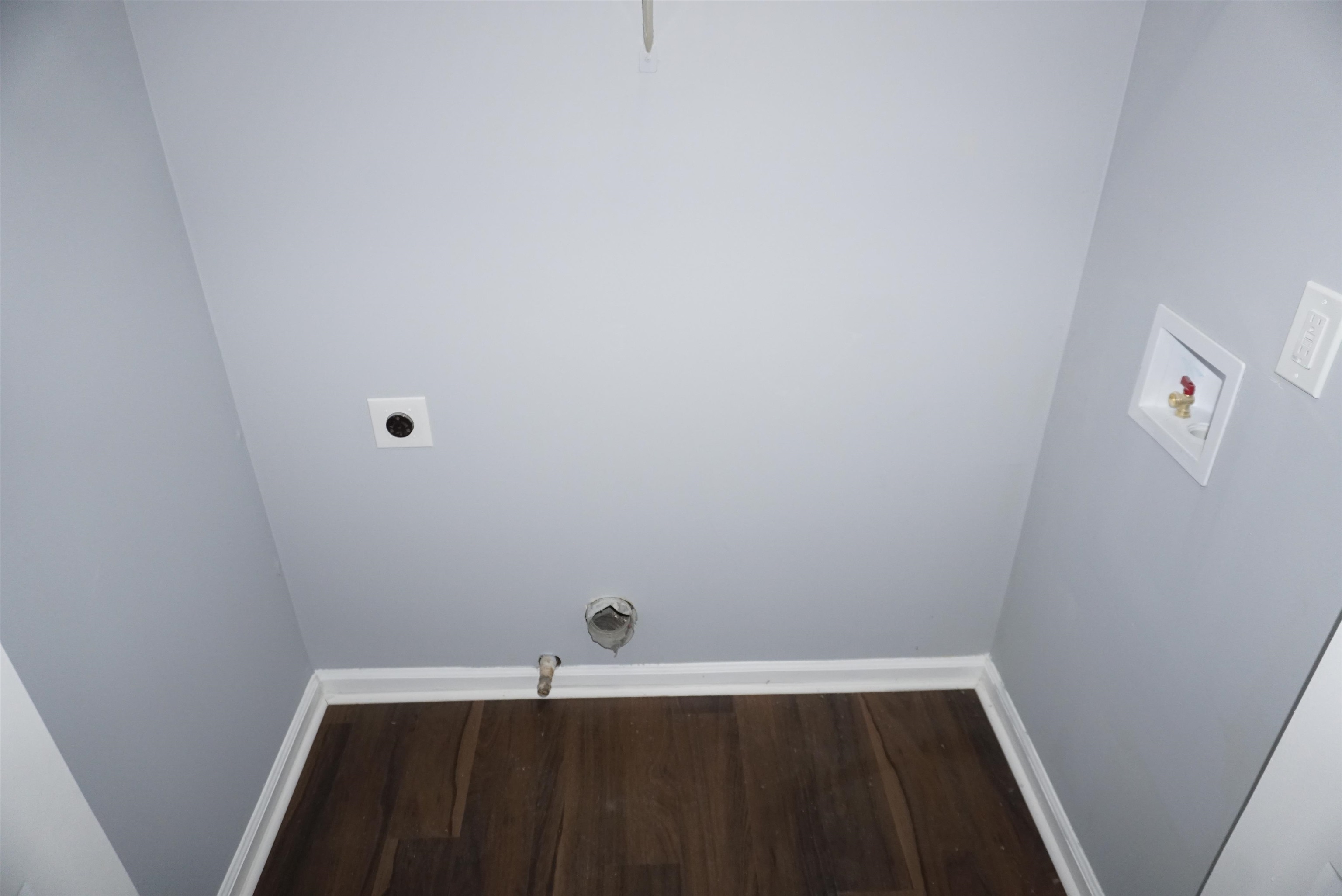 5489 South Park Place Atlanta, GA 30349 - Photo 24 of 37 a view of small space with empty racks