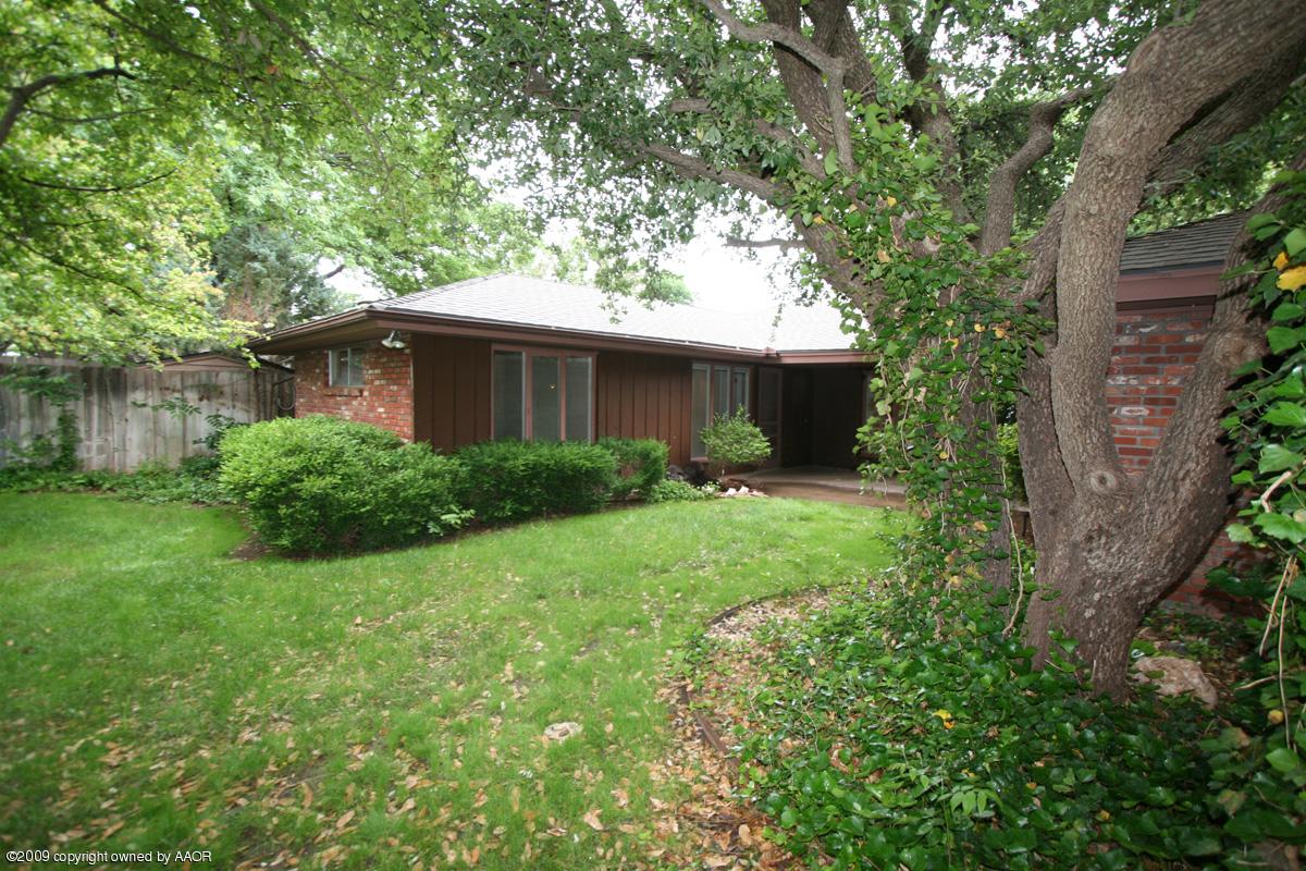 6706 Jameson Road Amarillo, TX 79106 - Photo 2 of 13 a view of a house with yard and a garden