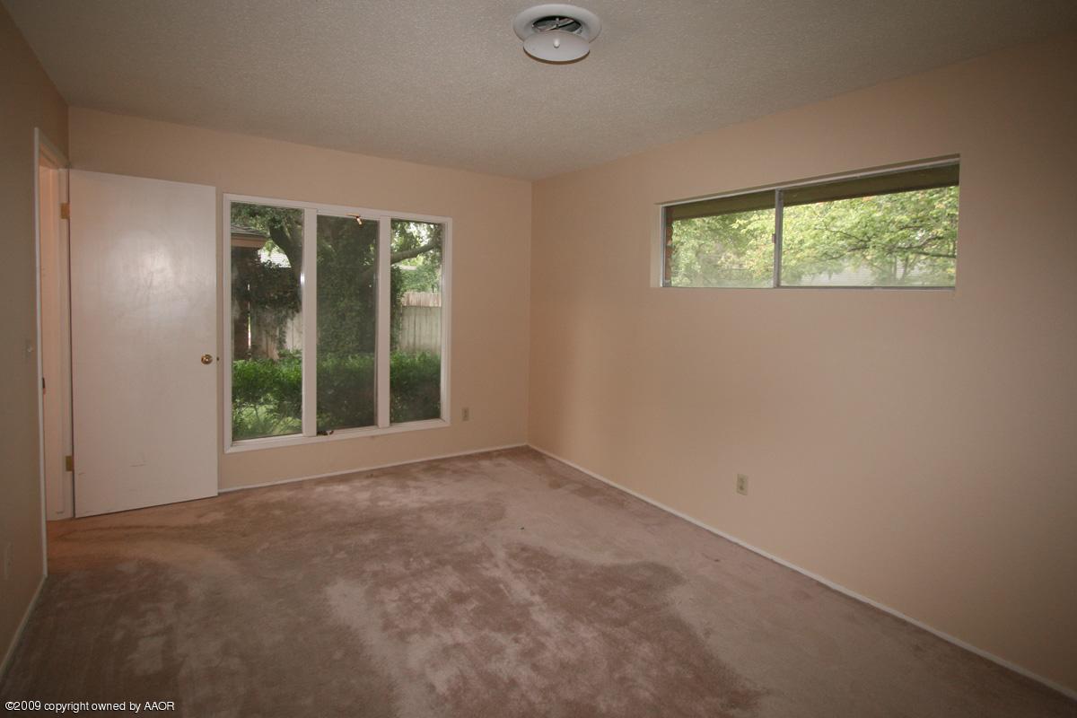 6706 Jameson Road Amarillo, TX 79106 - Photo 12 of 13 an empty room with windows and closet