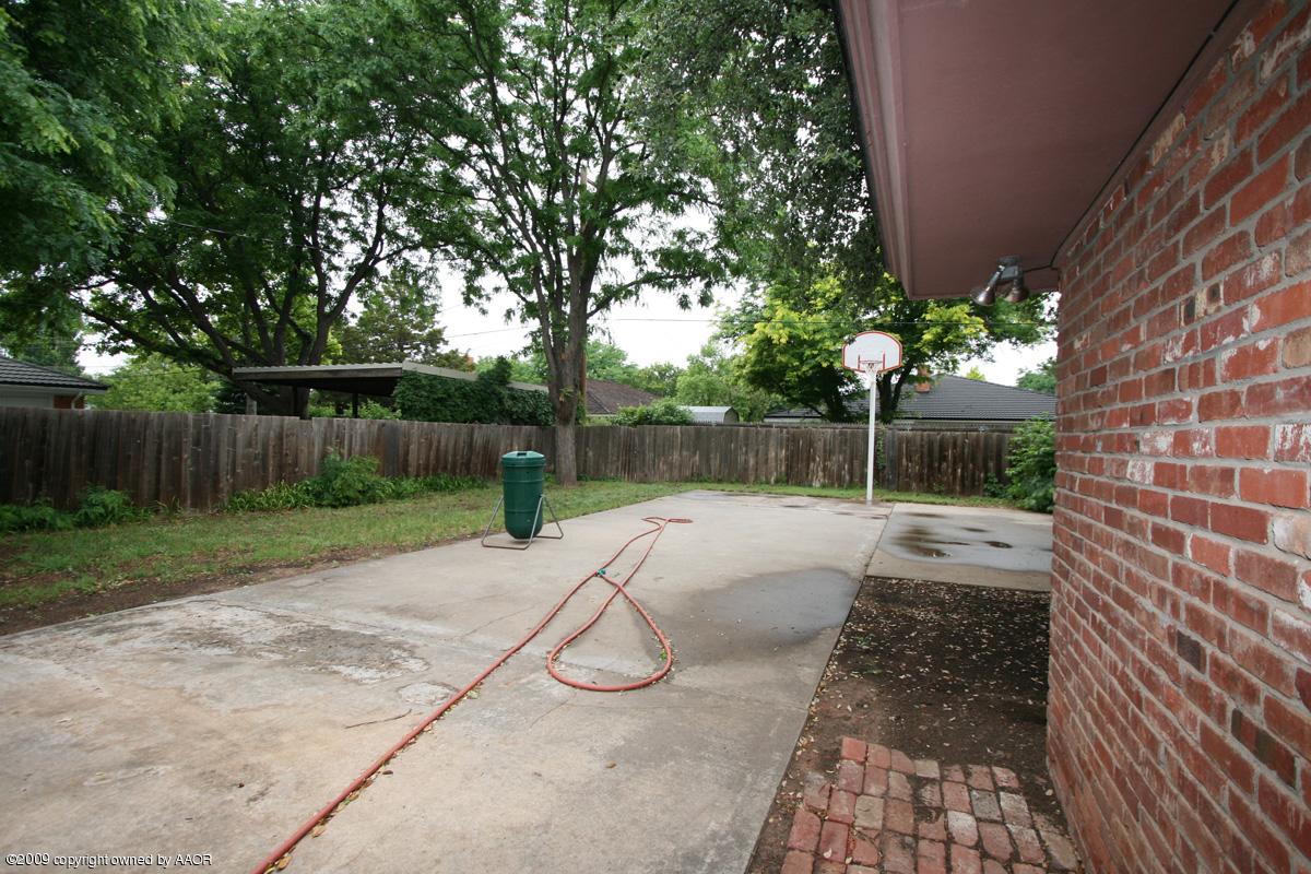 6706 Jameson Road Amarillo, TX 79106 - Photo 3 of 13 a view of a backyard