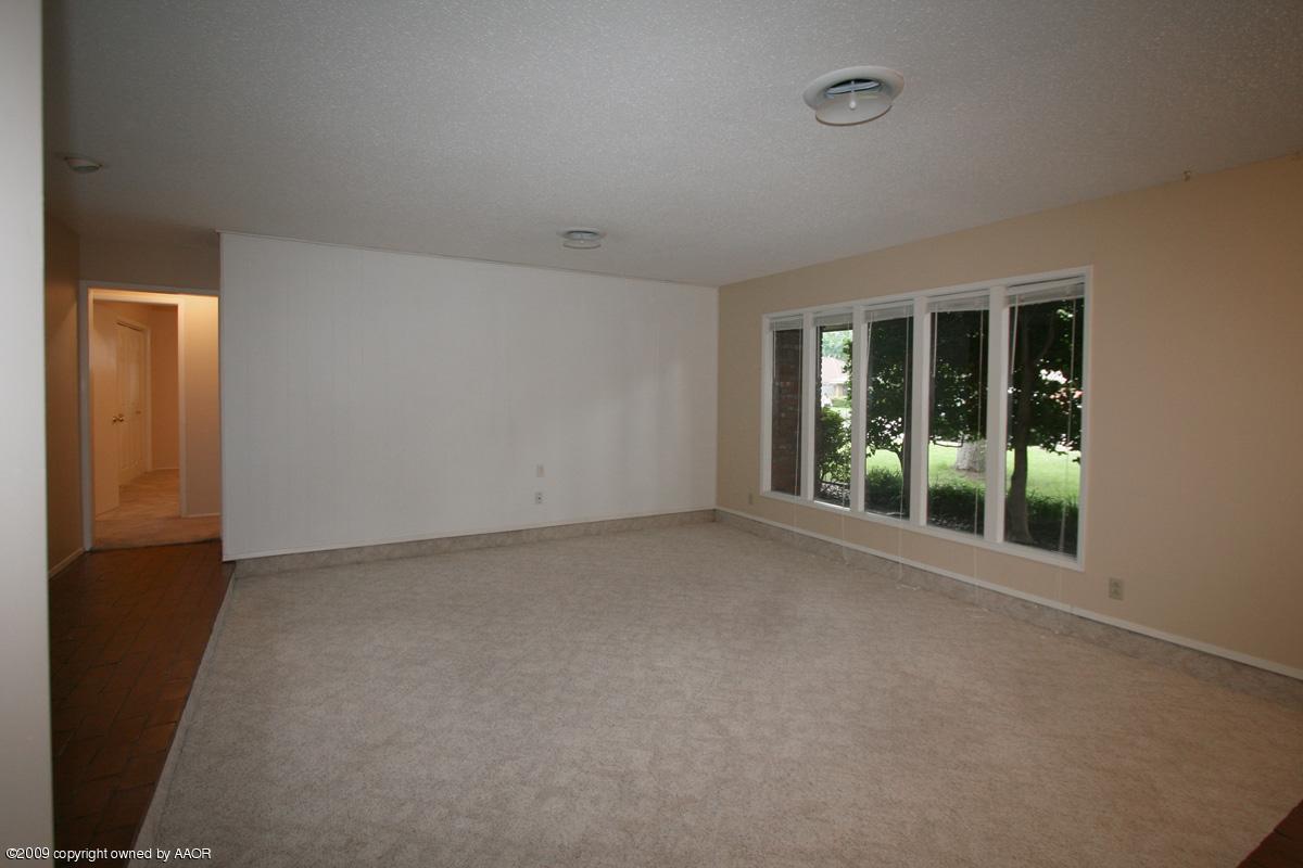 6706 Jameson Road Amarillo, TX 79106 - Photo 10 of 13 an empty room with windows