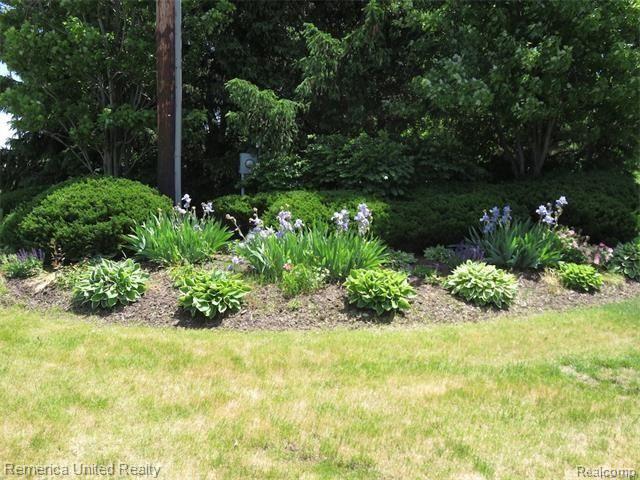 1109 Rial Lake Drive, Unit 47 Howell, MI 48843 - Photo 32 of 33 Summer entry flower bed