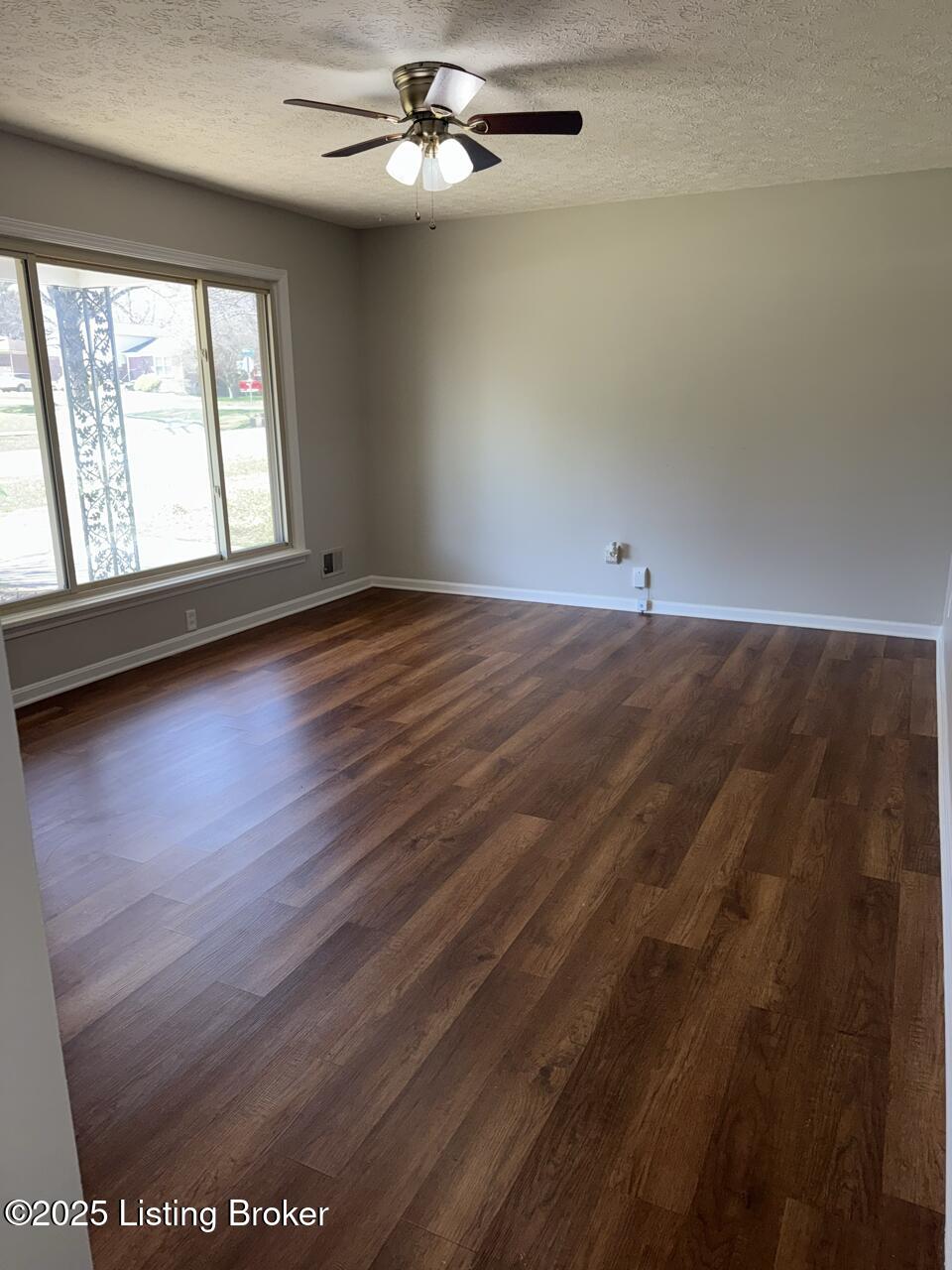 8138 Rochelle Road Louisville, KY 40228 - Photo 8 of 27 IMG_1337 Large