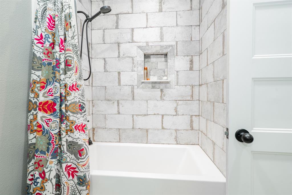 853 County Road 2215 Decatur, TX 76234 - Photo 19 of 39 Bathroom featuring shower / tub combo