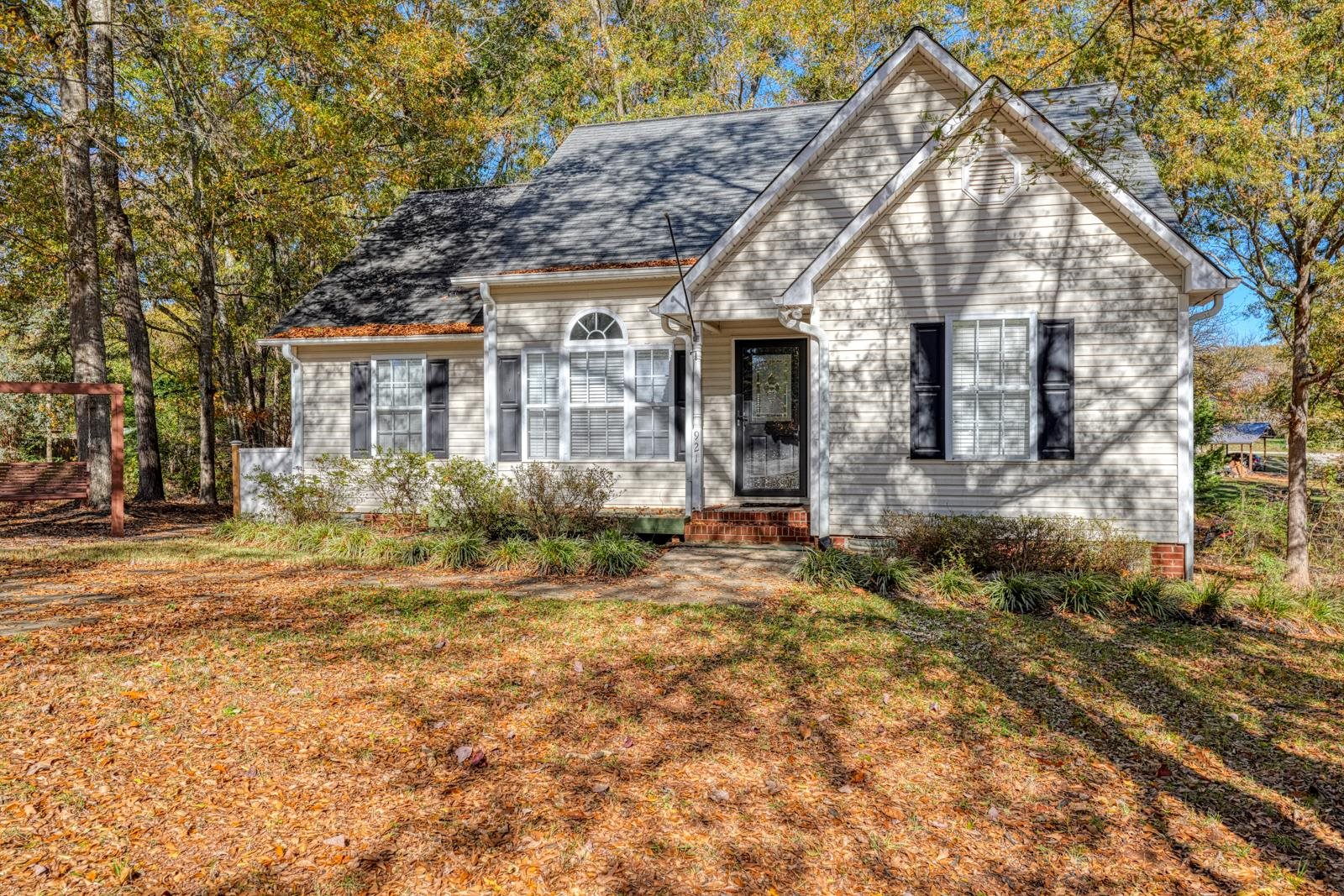 921 Hollyhock Court Boiling Springs, SC 29316 - Photo 2 of 34