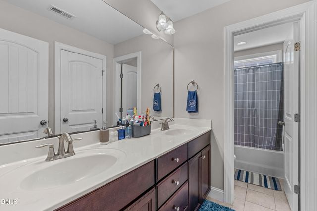 a en suite bathroom with a sink toilet and shower